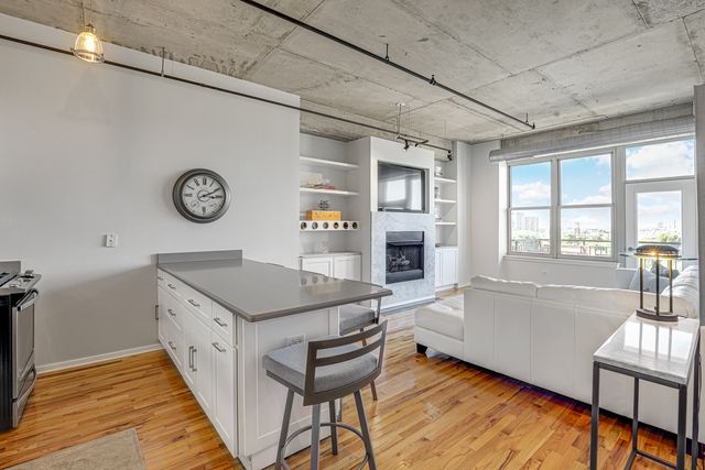 6 S Laflin Street 801, Chicago, IL 60607