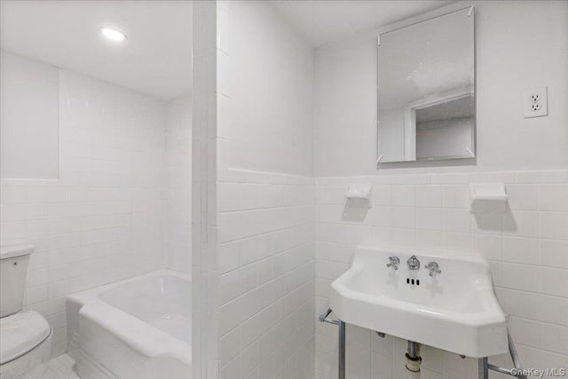 23 Lakeview Road, New Rochelle, NY 10804