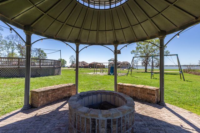 264B Falcon Point, Onalaska, TX 77360