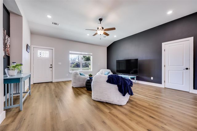 18322 Lake Oaks DR, Jonestown, TX 78645