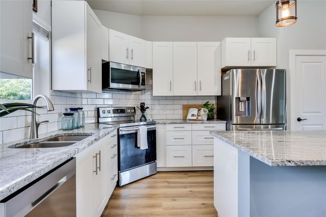 18322 Lake Oaks DR, Jonestown, TX 78645