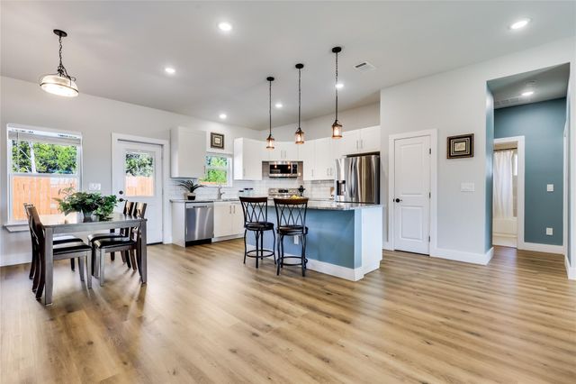 18322 Lake Oaks DR, Jonestown, TX 78645