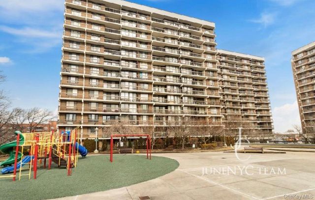 15038 Union Turnpike 8M, Flushing, NY 11367