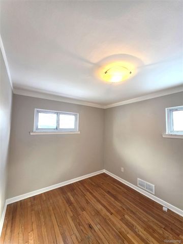 28085 N Clements Circle, Livonia, MI 48150