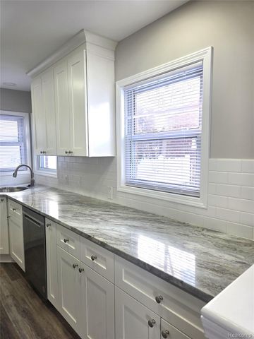 28085 N Clements Circle, Livonia, MI 48150