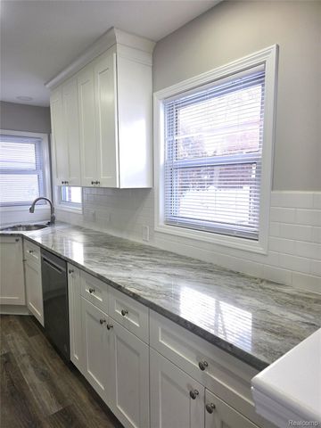 28085 N Clements Circle, Livonia, MI 48150