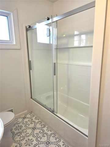 28085 N Clements Circle, Livonia, MI 48150