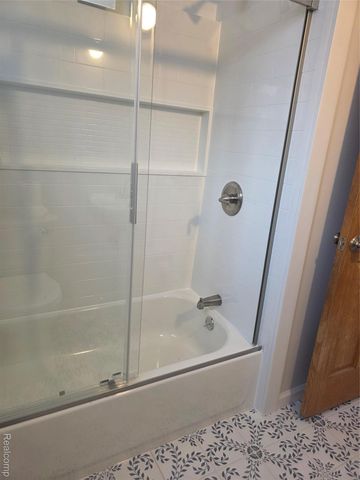 28085 N Clements Circle, Livonia, MI 48150