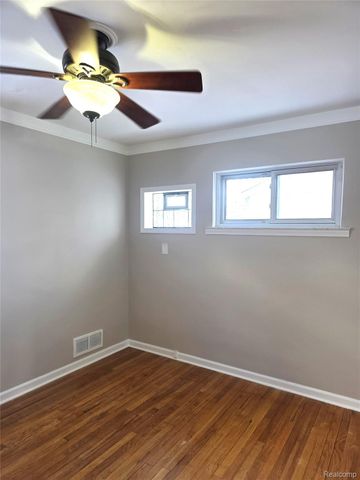 28085 N Clements Circle, Livonia, MI 48150