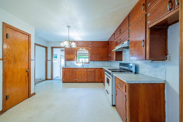 411 W 1st St, Stanton, TX 79782