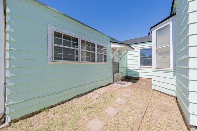 411 W 1st St, Stanton, TX 79782