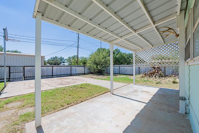 411 W 1st St, Stanton, TX 79782