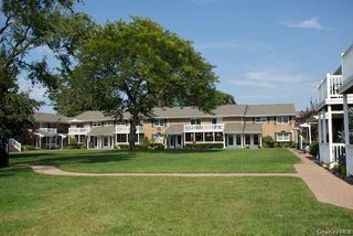 16 Saxon Avenue 29, Bay Shore, NY 11706