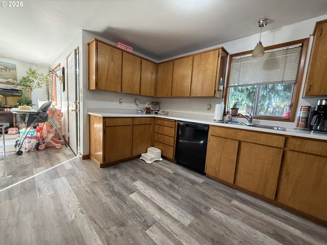 735 2ND St, Brookings, OR 97415