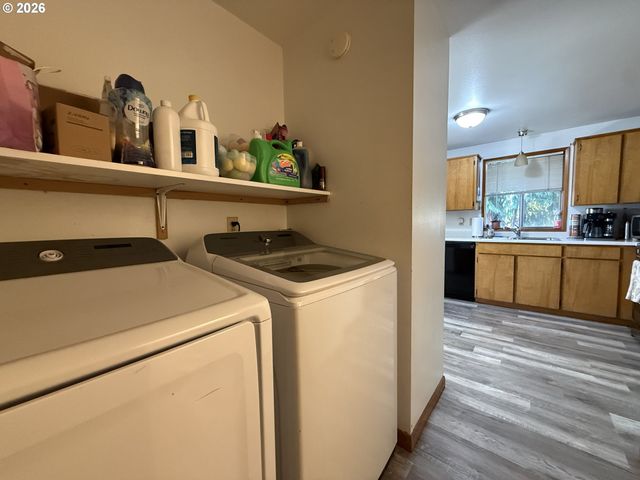 735 2ND St, Brookings, OR 97415
