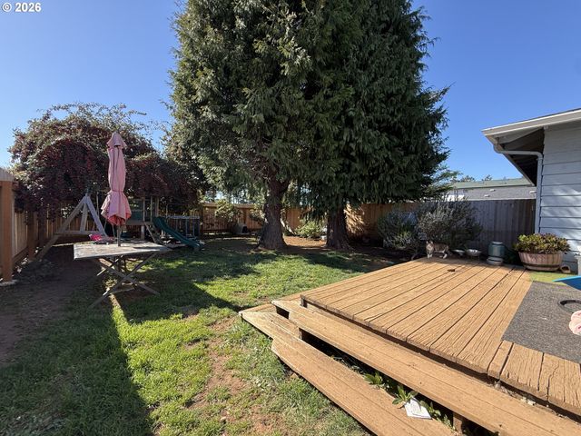 735 2ND St, Brookings, OR 97415