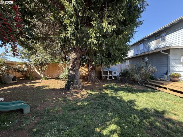 735 2ND St, Brookings, OR 97415