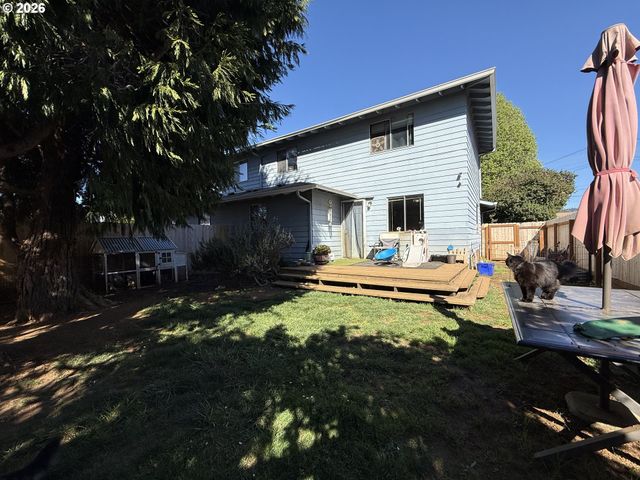 735 2ND St, Brookings, OR 97415