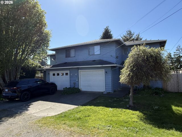 735 2ND St, Brookings, OR 97415