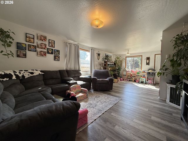 735 2ND St, Brookings, OR 97415