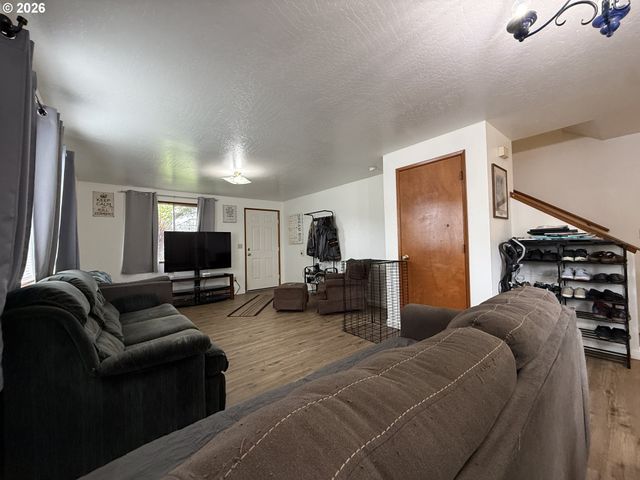 735 2ND St, Brookings, OR 97415