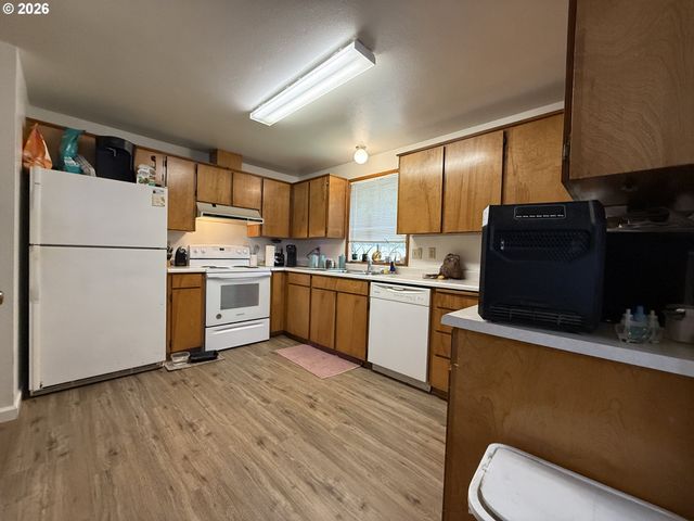 735 2ND St, Brookings, OR 97415