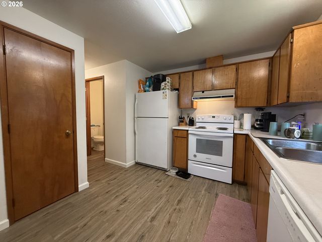 735 2ND St, Brookings, OR 97415
