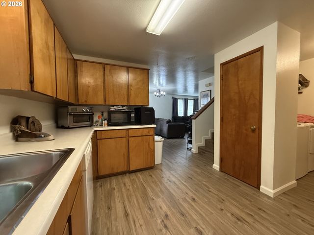 735 2ND St, Brookings, OR 97415