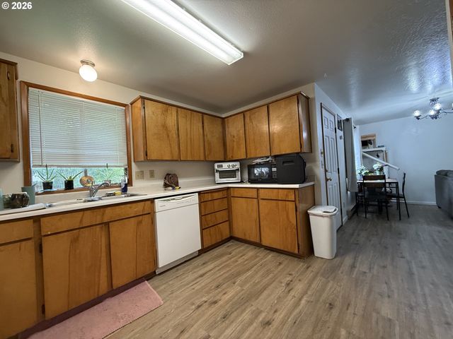 735 2ND St, Brookings, OR 97415