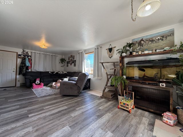 735 2ND St, Brookings, OR 97415