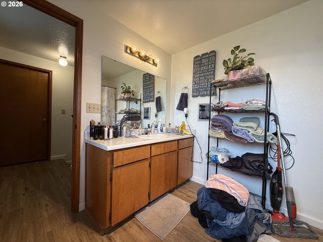 735 2ND St, Brookings, OR 97415