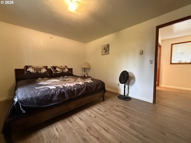 735 2ND St, Brookings, OR 97415