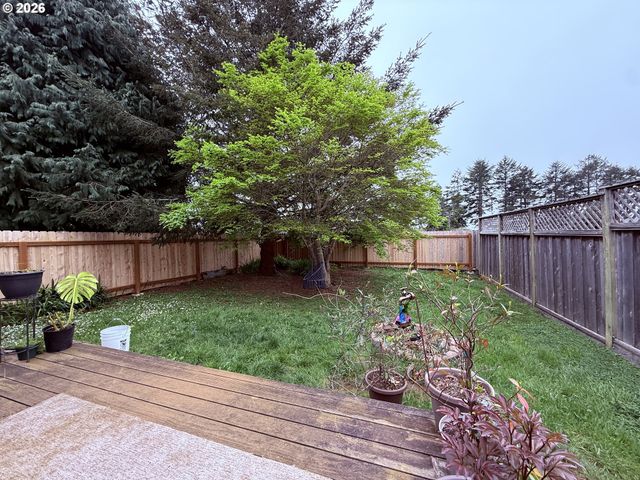 735 2ND St, Brookings, OR 97415