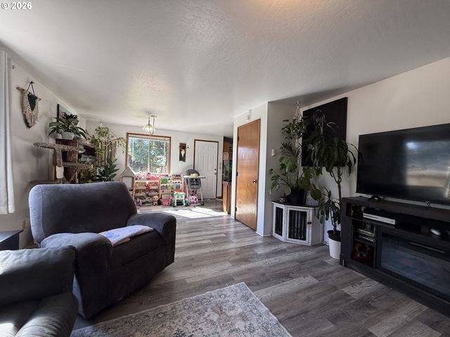 735 2ND St, Brookings, OR 97415