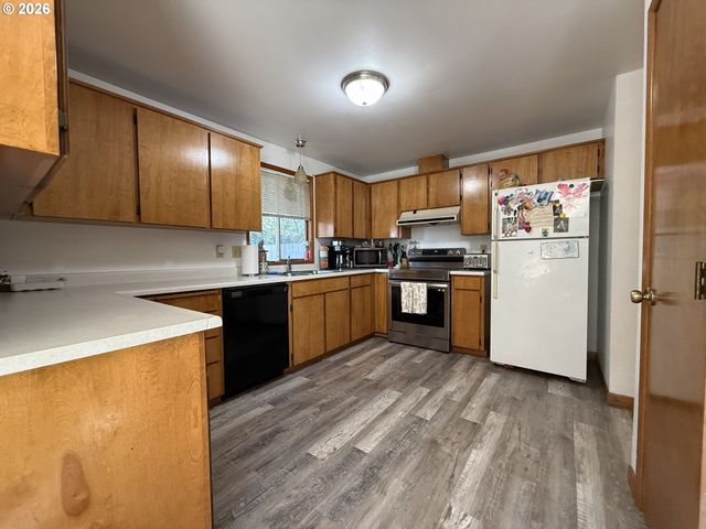 735 2ND St, Brookings, OR 97415