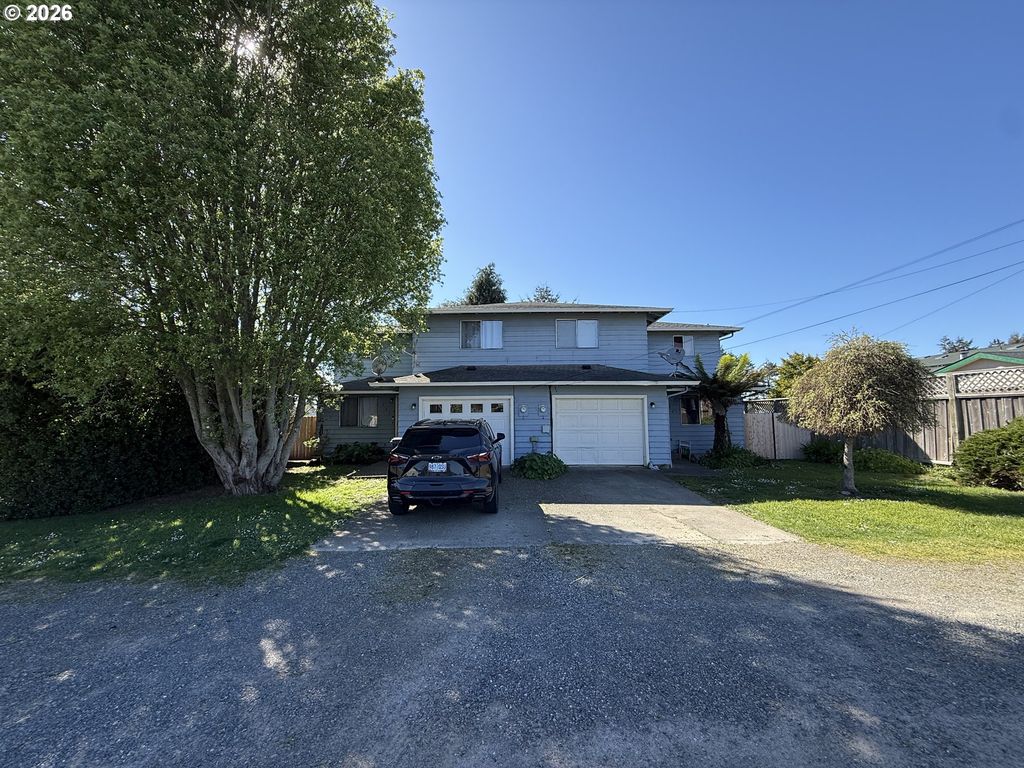 735 2ND St, Brookings, OR 97415