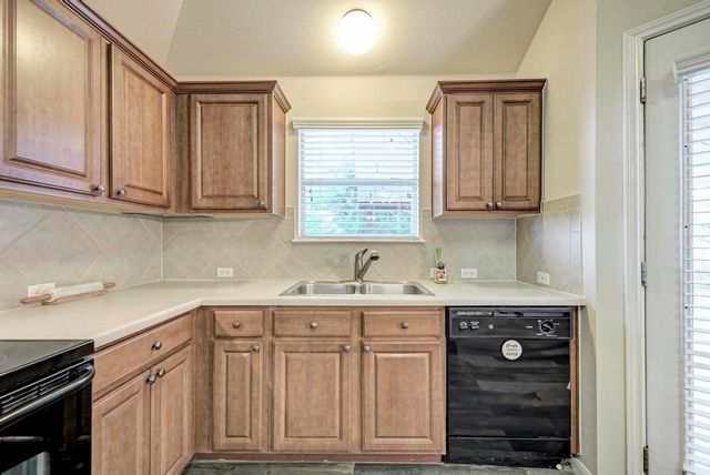 207 Kerley DR, Hutto, TX 78634