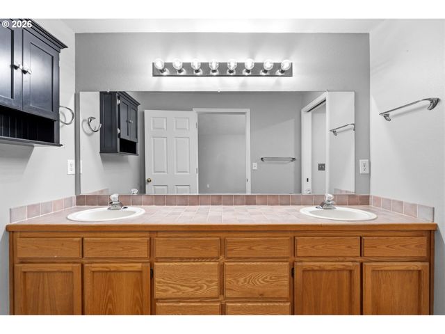 1230 E REID Ct, La Center, WA 98629
