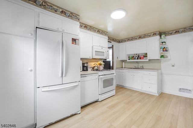 38 Sherwood St, Clifton City, NJ 07013