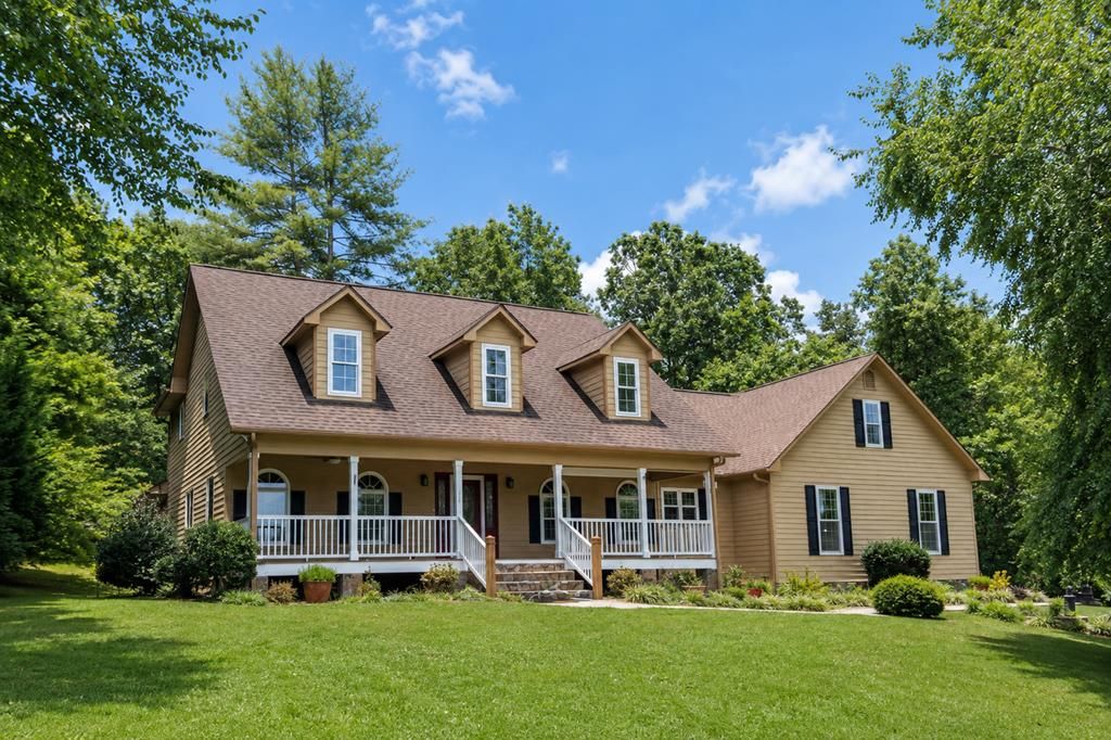 38 Oakwood Drive, Blue Ridge, GA 30513