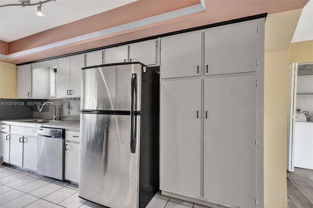 5551 SW 57th St, Davie, FL 33314