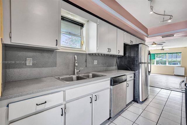 5551 SW 57th St, Davie, FL 33314