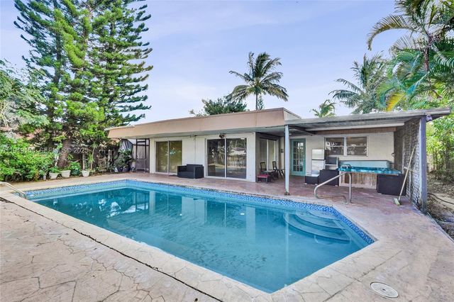 5551 SW 57th St, Davie, FL 33314