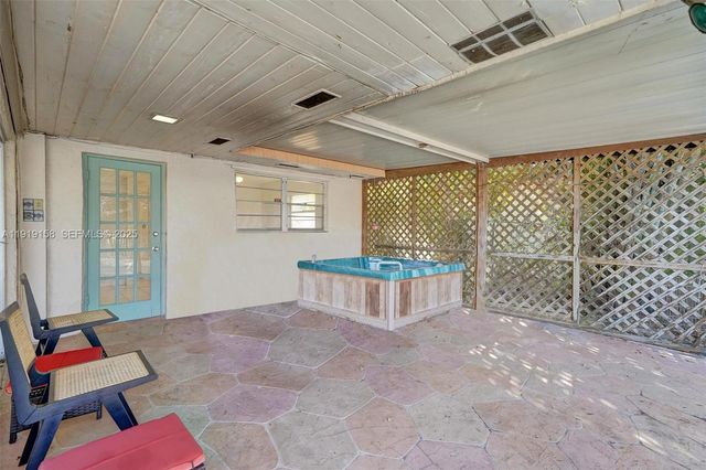 5551 SW 57th St, Davie, FL 33314