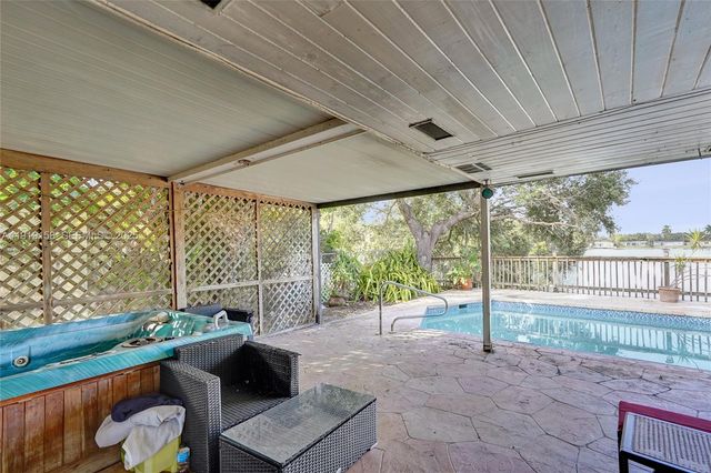 5551 SW 57th St, Davie, FL 33314