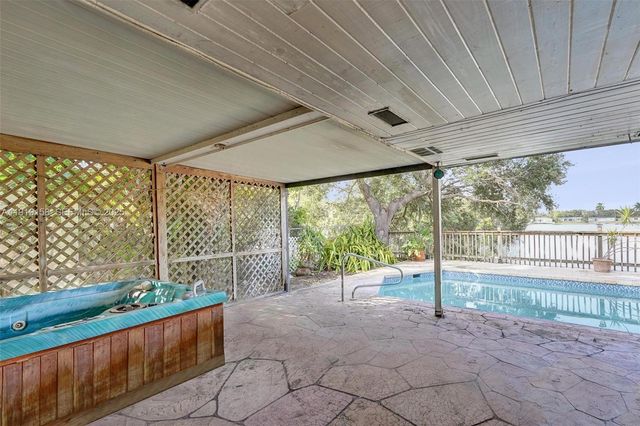 5551 SW 57th St, Davie, FL 33314