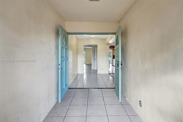 5551 SW 57th St, Davie, FL 33314