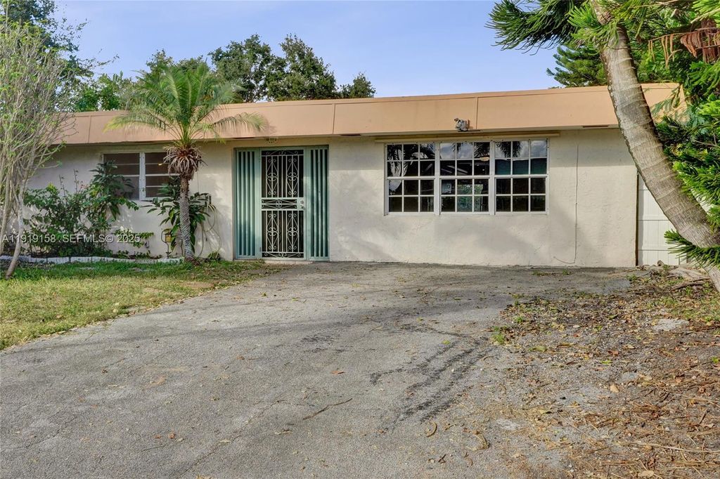5551 SW 57th St, Davie, FL 33314