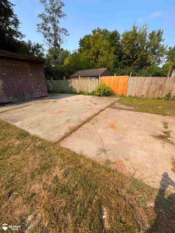 1241 Knickerbocker Avenue, Flint, MI 48505