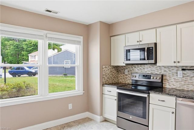 12 Romsey CIR, Chesapeake, VA 23320